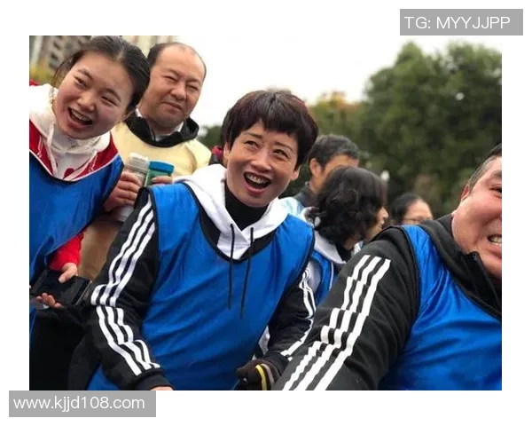 足球球星花式颠球炫技展示力量与技巧结合的精彩瞬间